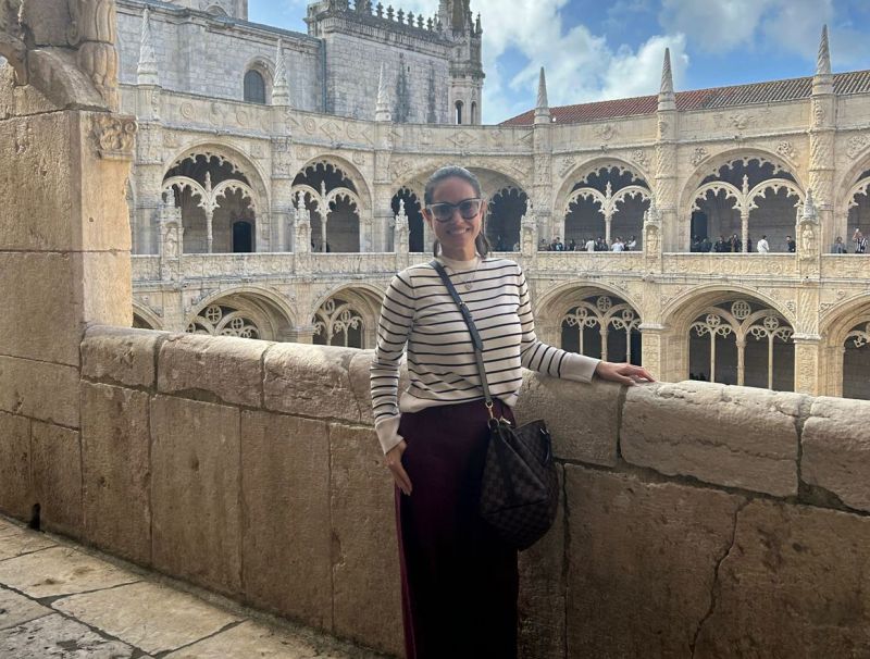 Ana Letícia Jakobi Torres, de Balneário Camboriú, deu um rasante recente em Portugal. A foto é no Mosteiro dos Jerónimos, em Lisboa, considerado uma obra-prima da arquitetura portuguesa.