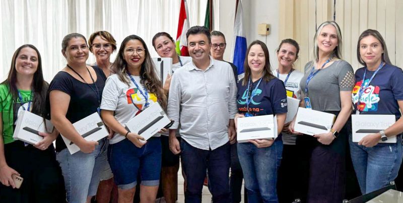 O secretário de Saúde da Dubai brasileira, Omar Tomalih, distribuiu para os profissionais das equipes comunitárias, que atendem a população nos bairros, 130 tablets conectados ao sistema de saúde (foto: divulgação)