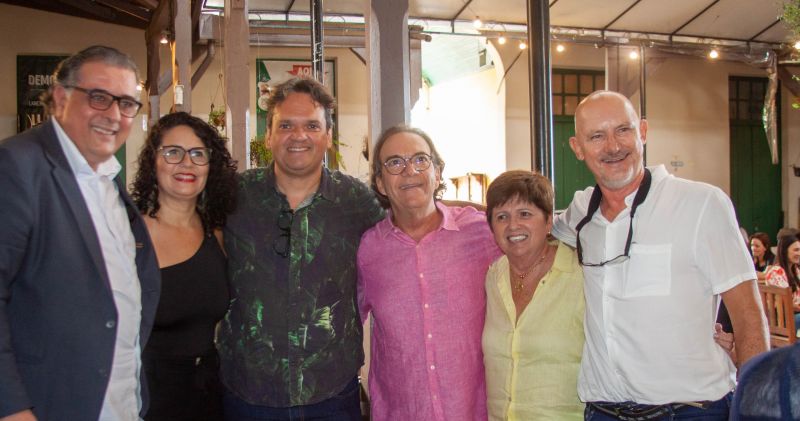 A dama de ferro ressurge. Guaraci Fernandes, presidente estadual do PV; Sara Ternes, presidente do PCdoB; João Paulo, pré-candidato a prefeito pelo PT; Décio Lima, presidente nacional do Sebrae; Eliane Rebelo, futura presidente do PV e Gerd Klotz, presidente do PT (foto: divulgação)