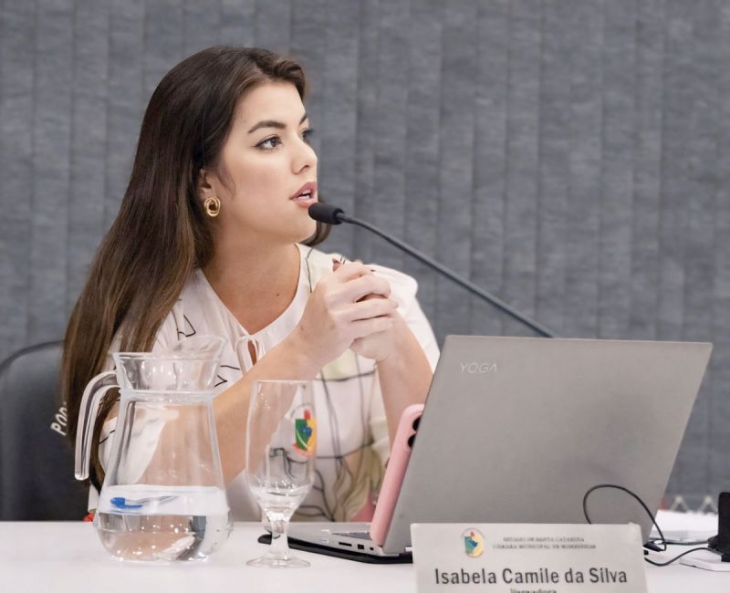 A vereadora e pré-candidata a prefeita, Isabela Camile (PL), denunciou uso de caranga pública pra transportar namorado de servidora de Bombinhas  (Foto: Divulgação)