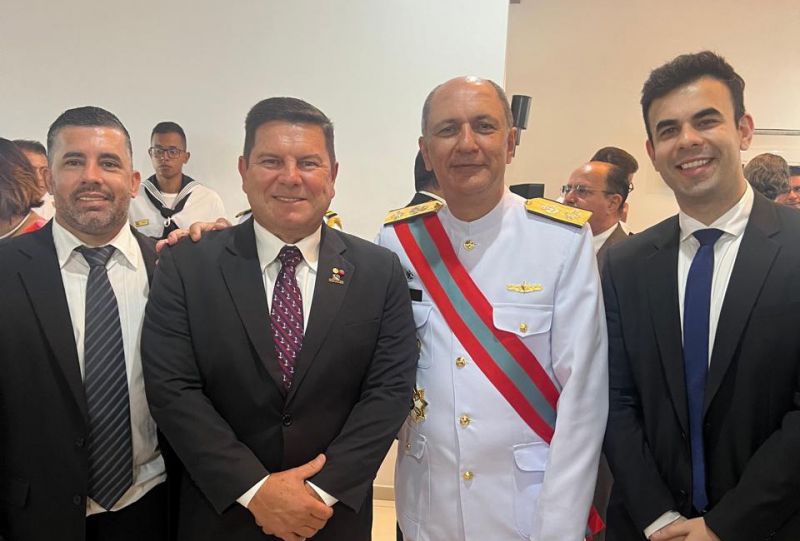 O presidente do Sindipi, Agnaldo dos Santos (no centro), prestigiou o almirante Silvio Luis sendo alçado ao terceiro nome no comando da Marinha do Brasil  (foto: divulgação)