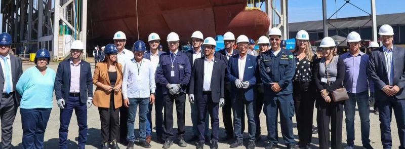 O governador Jorginho e o senador turco-careca Esperidião Amin estiveram no Estaleiro Brasil Sul da Thyssenkrupp, em Itajaí, acompanhando o Programa de Construção das Fragatas Classe Tamandaré  (foto: divulgação)
