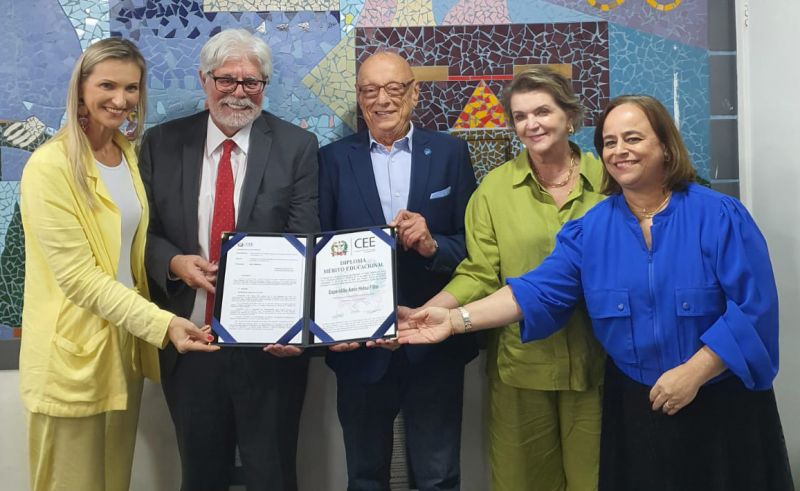 O senador turco-careca Esperidião Amin (PP) recebeu o diploma de Mérito Educacional do Conselho de Educação da Santa & Bela Catarina (foto: divulgação)