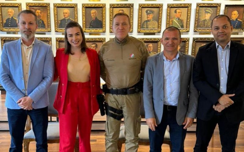 O presidente do Sindilojas, Bento Ferrari, e empresários de Itajaí se reuniram com o comandante-geral da PMSC, coronel Pelozato. O encontro teve como pauta o efetivo policial em Itajaí  (foto: divulgação)