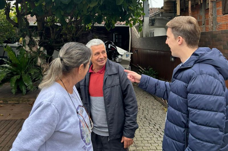 Enquanto alguns brigam, o pré-candidato a prefeito de BC, Peeter, o Fabrício da Shopee (PL), se encontra com o povo nas ruas  (foto: divulgação)