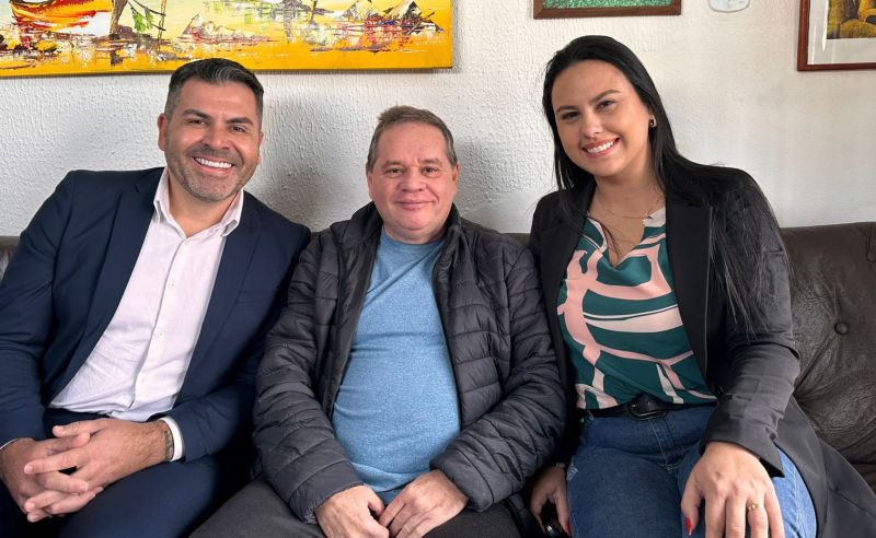 O pré-candidato a vereador de Itajaí, Alexandre Balbino (PSD), e sua bela patroa, a advogada Brenda Lemos Balbino, visitaram o JC   (foto: divulgação)