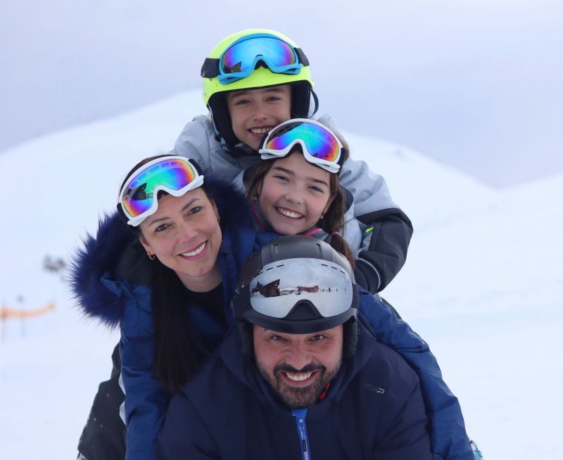 O empresário ARTEMIO JUNIOR e a esposa TATIANA JANNING curtiram férias no Valle Nevado, ao lado dos filhos LIANA e MATHEUS. Um dos destinos mais visitados nessa época do ano, o Valle Nevado é o maior centro de ski da América Latina e fica próximo a Santiago, no Chile.  (foto: divulgação)