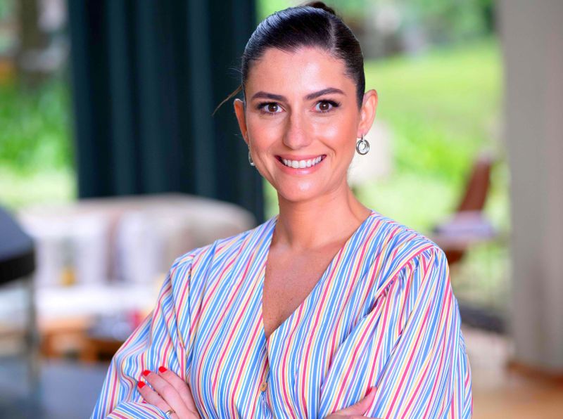  PAULA SALES é a nova diretora comercial do resort de luxo Ponta dos Ganchos, em Governador Celso Ramos. A especialista soma 15 anos de experiência em hotelaria de luxo tanto no Brasil, como na Austrália, Suíça e Inglaterra. Paula tem passagem pelo Hotel Fasano, Unique Hotel e Botanique Hotel Experience, em Campos do Jordão (foto: Arquivo)