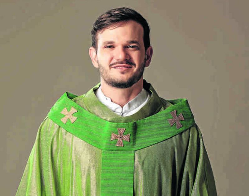 O padre PATRICK FERNANDES, que se tornou um fenômeno nas redes sociais onde leva diariamente mensagens de fé de forma bem-humorada e uma inusitada interatividade, é presença confirmada no Cerco de Jericó de Camboriú, que acontece de 7 a 14 de setembro no Ginásio de Esportes da cidade. Ele celebrará a missa de terça-feira, dia 10, às 20h.  (foto: divulgação)