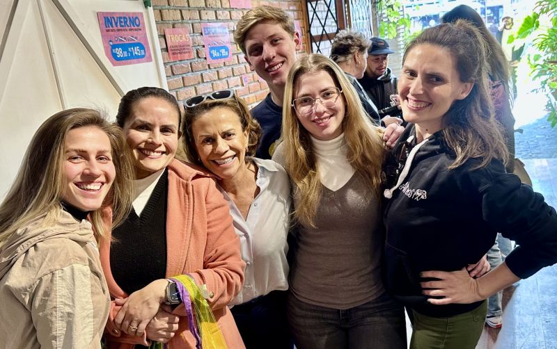 Direto da Santacosta, na Casa da Sereia, encontrei essa família que é querida uma vida toda: Helena, Suendi, Sueli, Gabriela, Lucca e a Jô Russi (foto: divulgação)