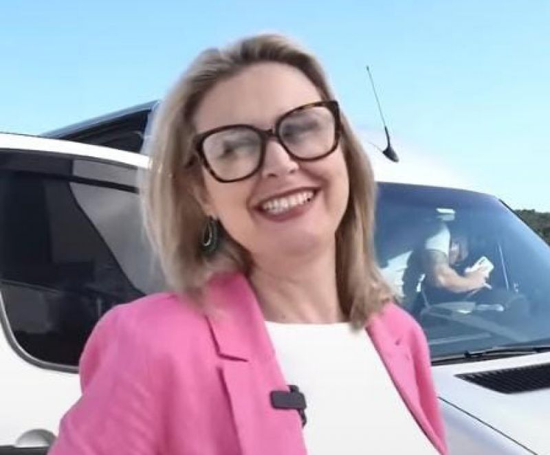 A minha ex-musa BBB, a Don Quichata Anna Carolina (PSD), bancou a oportunista e foi tentar puxar a sacaria do Bolsonaro (foto: divulgação)