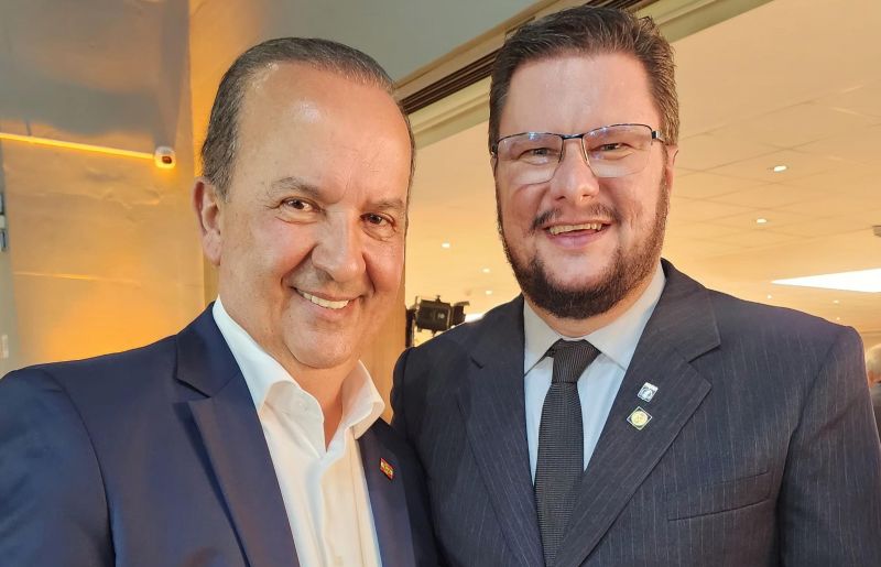 O diretor de comunicação do Crea-SC, engenheiro Jackson Jarzynski, encontrou-se com o governador Jorginho Mello (PL) durante o evento de despedida do jornalista Moacir Pereira do jornalismo, na Fiesc (foto: divulgação)