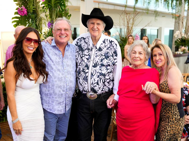 KARINAH e o esposo DIETHER, que é filho da aniversariante, o cantor SÉRGIO REIS, LILIAN e ÂNGELA, esposa do cantor (foto: Arthur Rodrigues)