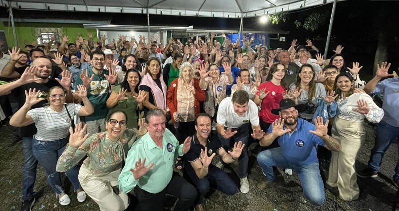 O candidato a prefeito Liba Top, ops, Fronza (PSD) e seu vice, o bem aventurado Ricardo Ventura (PP), marcaram presença e deram um baita discurso enaltecendo o trabalho e a honestidade do presidente da casa do povo, Lorival Kemper (PP), que busca à reeleição  (foto: divulgação)