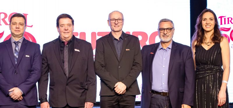 Uma noite de celebração marcou as comemorações dos 50 anos da Lacticínios Tirol, realizada no último sábado (28) em Treze Tílias. No clique, ANA PAULA ROFNER (diretora executiva); VAGNER LUDOVICHI (diretor comercial e marketing); VALTER BRANDALISE (diretor de captação); MAURO DRESCH (diretor executivo) e ADALBERTO ROFNER (diretor executivo)  (foto: divulgação)