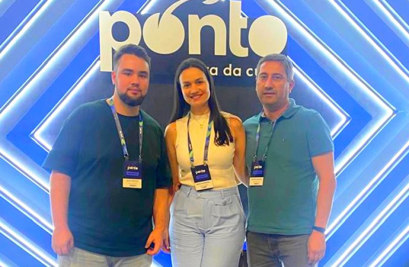 JOÃO ARTUR, SANDRO VINHOLI e RENATA PEREIRA, da Contabilidade Ação de Camboriú, participaram do Ponto Fora da Curva, o maior evento prático de gestão estratégica, processos, inovação e pessoas do mercado contábil. O encontro aconteceu no Expo Center Norte, em São Paulo (foto: divulgação)