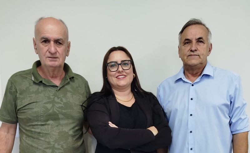 O presidente da casa do povo de Piçarras, Ademar de Oliveira, a futura secretária de Assistência Social, Rosane Nassar e o presidente do PL, Ângelo Margute (foto: divulgação)