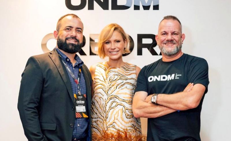 JESSÉ MOURA, MONICA SALGADO e IVAN JASPER comemoram o sucesso da 11ª edição do ONDM Brasil “O Negócio da Moda”, na última semana, no Expocentro de Balneário Camboriú, consolidando-se como um dos maiores eventos do setor no país. Realizada ao longo de três dias, a feira reuniu mais de 17 mil pessoas, o maior público já registrado na trajetória do projeto. (foto: divulgação)