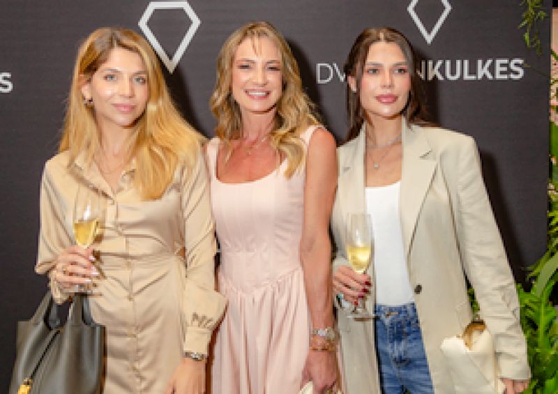 VICK FINARD, THALITA ERN e THAÍS CADORIN prestigiaram a festa da joalheria Dvoskinkulkes, que celebrou seus dois anos na cidade, no Balneário Shopping. A joalheria aposta em peças com pedras coloridas combinadas a brilhantes, para compor um visual elegante e moderno, refletindo o compromisso com a sofisticação e a exclusividade em cada peça, feitas à mão  (foto: Chantal Cantador)