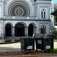 Itajaí virada em latas de lixo