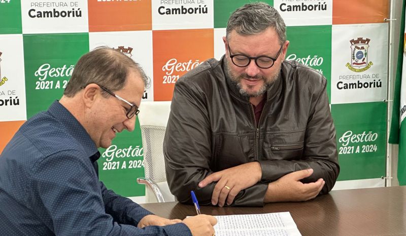 No primeiro dia de transição, o prefeito de Camboriú, Elcio Bisturi Kuhnen (MDB), passa o cargo pro vice, Junior Cardoso (PRD), e vai viajar pro exterior com o povo da Amfri (foto: divulgação)