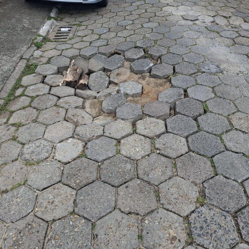 Leitor reclama de buraco na travessa Escoteiro Júlio César de Medeiros, no São João, e diz que na secretaria de Obras tem que rezar responso pra achar alguém (foto: leitor)