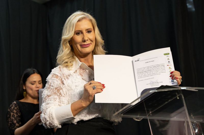 Posse da loirosa reitora da Unesc, Luciane Bisognin Ceretta, reeleita para o segundo mandato como presidente da Acafe, foi prestigiada (foto: divulgação)