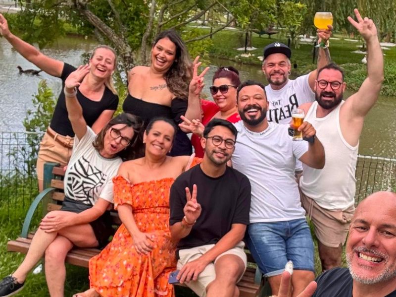 A equipe do Spa Capilar Cristian Meirelles se reuniu para um churrasco no Itamirim Clube de Campo onde fez sua divertida confraternização de fim de ano. Dri, Lara, Pri, Diego, Junior, Cris (que aniversariou na última quinta), Di, Anderson, Cristian Rodrigo e Maria Briante 