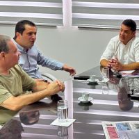 JC, Pegorini e Robison batem papo na prefeitura