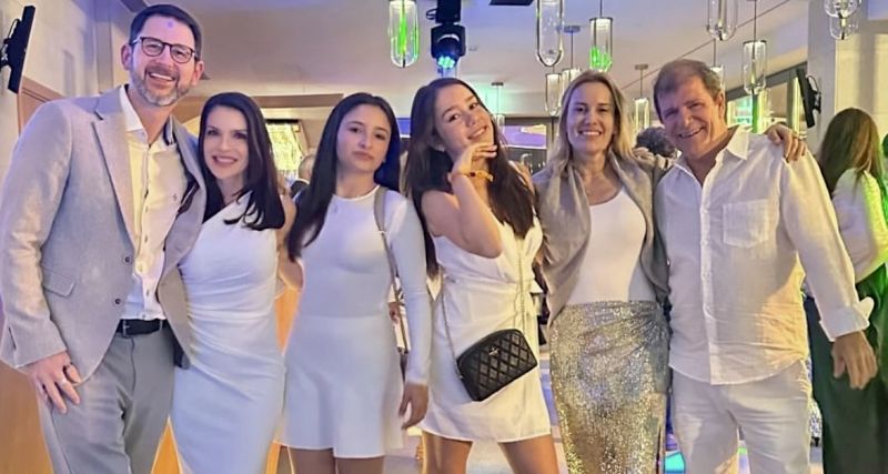 Em Cascais, Portugal, Bernardo Schwanka, Gabi e Ana, com Maria Alice, Samara Vieira e Josuan Moraes Jr. celebraram a chegada de 2025