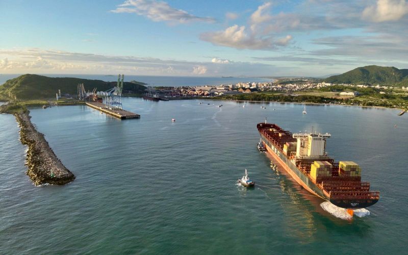 Gigante dos mares - O porto de Imbituba recebeu um verdadeiro gigante dos mares. O navio MSC VILDA X, com impressionantes 346,98 metros de comprimento e 42,8 metros de largura. A fera de bandeira liberiana transporta em torno de 9600 contêineres de 20 pés. A embarcação conecta a costa leste da América do Sul com a Ásia e levou madeira e a celulose para exportação.