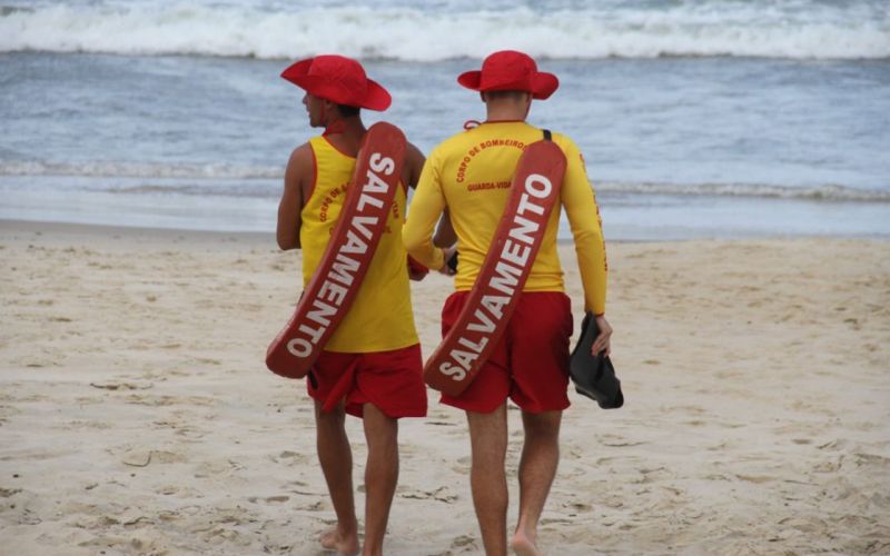 Afogamentos - Um dos maiores dramas desta temporada de verão é o número de afogamentos nas praias do litoral catarinense. Conforme o Corpo de Bombeiros, entre 7 e 13 de janeiro ocorreram 1761 salvamentos por afogamento, em um aumento significativo comparado aos anos anteriores. Na temporada 2023/2024, foram 1384 salvamentos, enquanto em 2022/2023 o número foi de 1793.