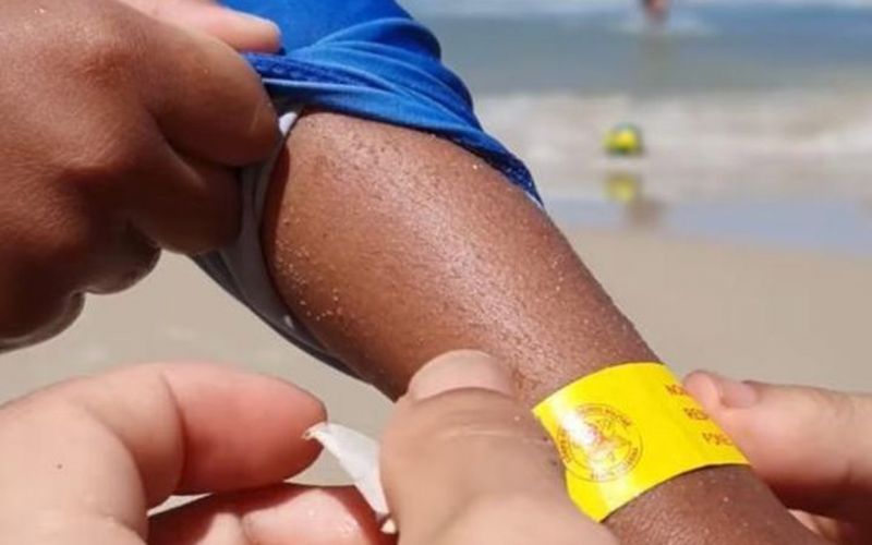 Pulseirinha - Os postos guarda-vidas pelas praias de SC possuem pulseiras para a identificação das crianças, disponíveis gratuitamente. Ao chegar à praia, basta procurar o posto mais próximo, solicitar a pulseira e preencher com o nome da criança e o telefone de quem está responsável por ela. A pulseira de identificação é impermeável.