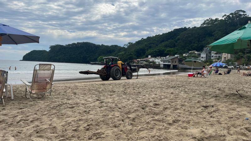 A Ambiental, em contato com o socadinho escriba, afirma que tá mandando ver na limpeza das praias de Itajaí (Foto: Divulgação)