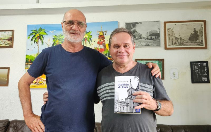 O historiador e pesquisador Magru Floriano visitou o JC e o presenteou com o seu livro: Histórias de Itajaí  (foto: divulgação)