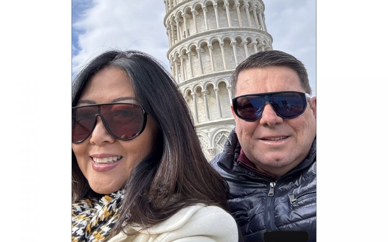 Beth e Agnaldo dos Santos, na Torre de Pisa, fugiram do calor e foram curtir um friozinho na Itália