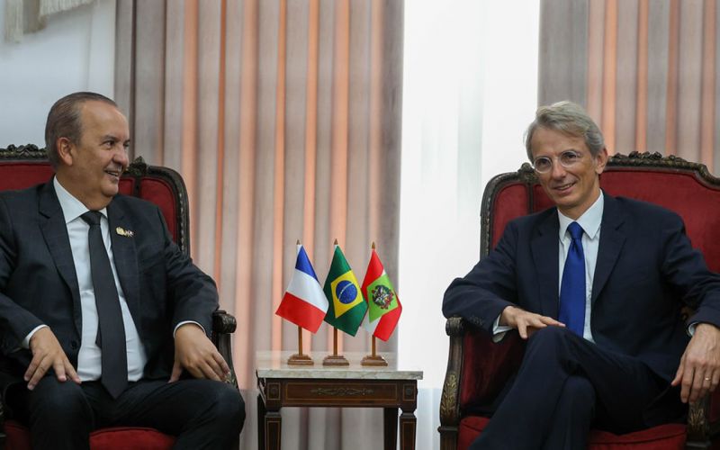 SC-França - O Jorginho Mello recebeu o embaixador da França no Brasil, Emannuel Lenain, nesta segunda-feira (24), em Florianópolis, com o objetivo de construir parcerias culturais e comerciais em Florianópolis.“Queremos que empresários brasileiros expandam seus negócios na França. Santa Catarina tem muito a contribuir nesse sentido”, disse o embaixador.