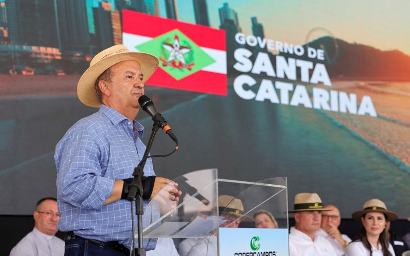 Copercampos - O governador Jorginho Mello anunciou investimentos para o agronegócio durante a abertura oficial do 29º Show Tecnológico Copercampos, em Campos Novos. Foi assinado um protocolo de intenções com a Copercampos para viabilizar a implantação da primeira usina de etanol à base de cereais em SC e foram entregues 39 equipamentos agrícolas para 21 municípios. O protocolo de intenções foi formalizado com o presidente da Copercampos, Luiz Carlos Chiocca. (Foto: Roberto Zacarias/Secom 