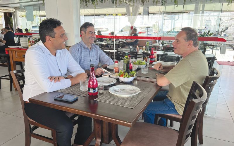 O JC, convidado, almoçou com o presidente estadual do MDB, deputado federal e futuro secretário estadual de Agricultura, Carlos Chiodini, o Xoxodine, e o prefeito de Piçarras e presidente da Amfri, Tiago Baltt