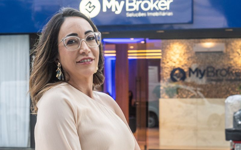 Mercado imobiliário - A empresária e corretora de imóveis, Raquel Martins (foto), foi anfitriã do lançamento da imobiliária My Broker, na Praia Brava. Entre os convidados da inauguração estava Ronaldo Dantas, fundador desta rede de imobiliárias, que possui mais de 50 unidades, incluindo endereços em Portugal e nos Estados Unidos. A unidade da My Broker Praia Brava deve contar com 60 corretores associados. (foto: DS3 Fotografia)