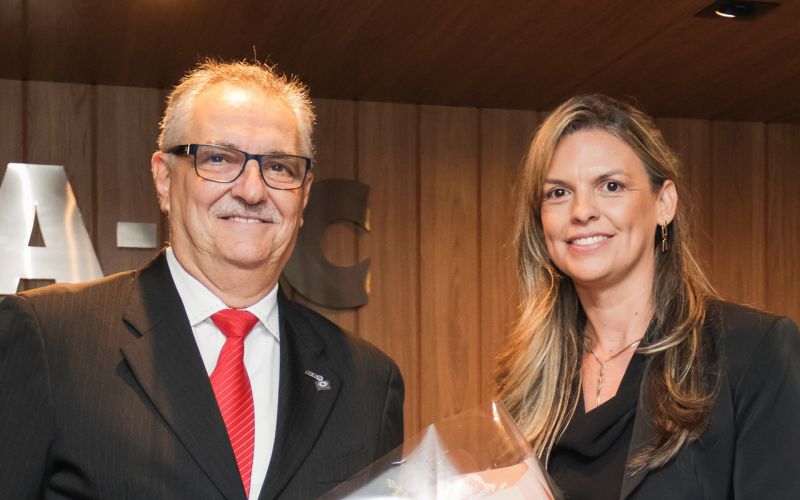 O Sindicato dos Engenheiros de Santa Catarina (Senge-SC) integrará a nova diretoria da Federação Nacional dos Engenheiros (FNE) no triênio 2025-2028. A presidente do Senge-SC, engenheira Roberta Maas dos Anjos, assumirá a diretoria de Relações Institucionais, enquanto o diretor financeiro, engenheiro Carlos Bastos Abraham, foi reeleito para a mesma função