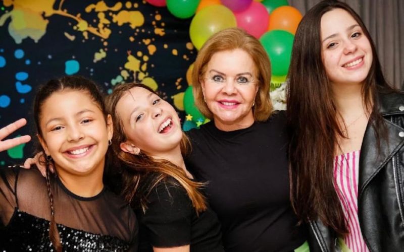 Feliz da vida, Suzete Bellini celebrando a vida com as suas lindas netas: Antônia, Cecília e Lara