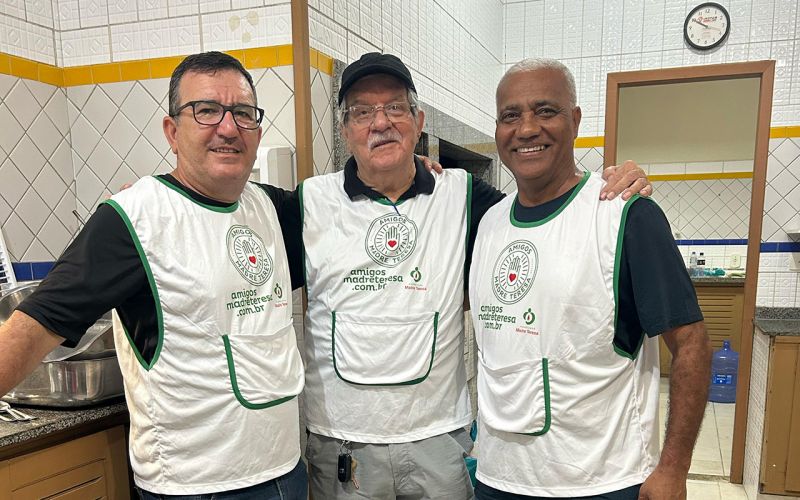 O Artur ama todo mundo de Jesus, o Vitorino e o Paulo participaram do trabalho voluntário do Bazar da Associação Madre Teresa, em prol do hospital Marieta. A diretora-geral do hospital Marieta Konder Bornhausen, Irmã Simone Santana, prestigiou o bazar