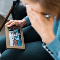 No Dia das Mães, quem cuida da mãe enlutada?
