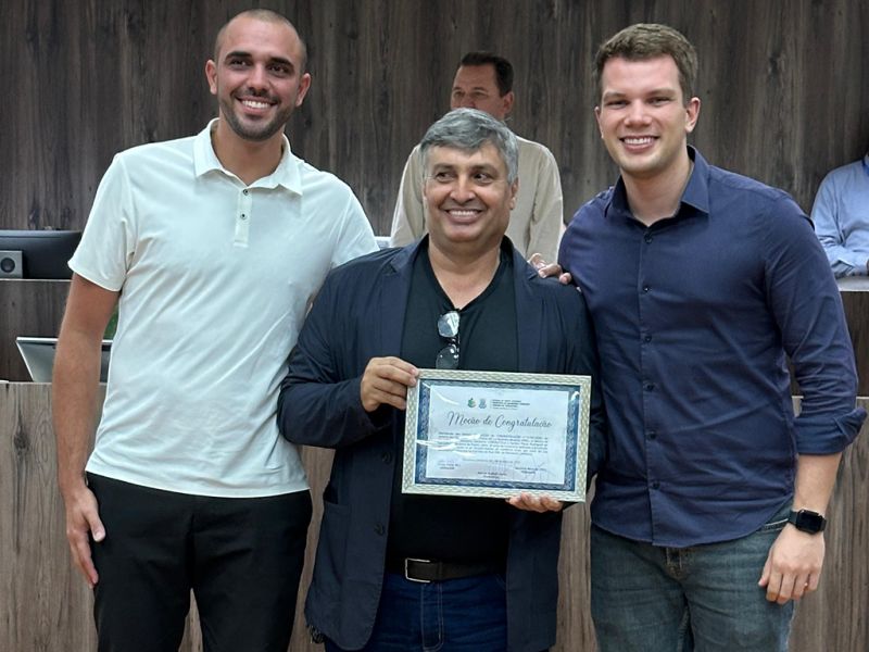 O popular Paulinho do Pastel recebeu Moção de Congratulações da Câmara de Vereadores de BC, pelos 25 anos de fortalecimento da cultura e comércio da feira da rua 200
