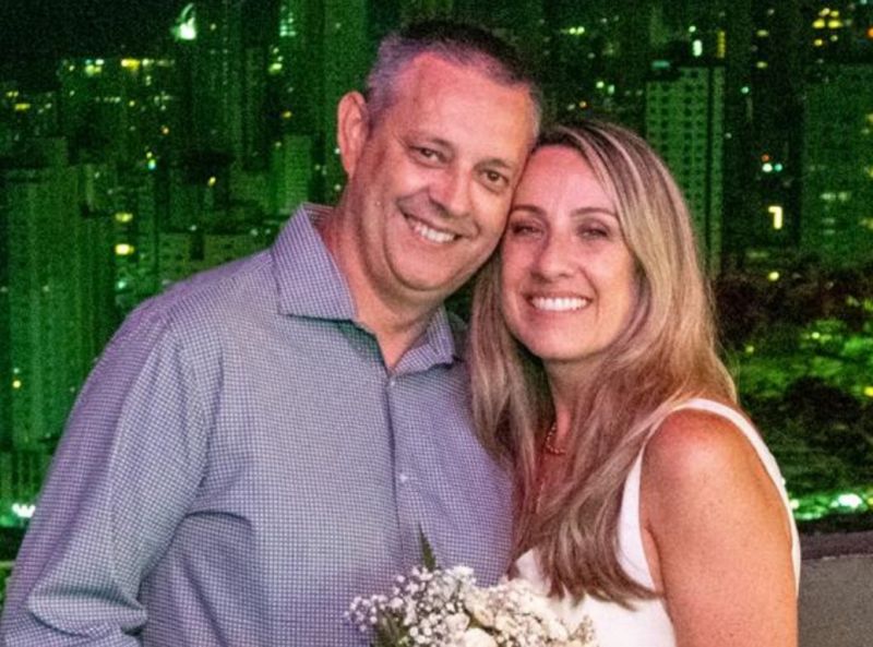 Luciano e Daniela - O casal Luciano Sens e Daniela comemorou recentemente os 25 anos de casados, as Bodas de Prata. Inicialmente, com a celebração do Frei Roberto, eles fizeram a renovação dos votos na Igreja Matriz Santa Inês, mesmo local onde eles casaram em Balneário Camboriú. Logo após, entre amigos e familiares, eles festejaram, como no dia do casamento que aconteceu no ano 2000, no Cristo Luz. Vida longa ao amor de vocês!