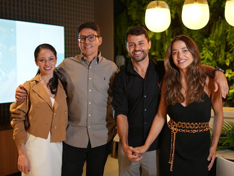 Construção Civil - A ABF Vaccaro promoveu em sua sede, na Praia Brava, um evento de agradecimento aos clientes de seu mais recente empreendimento entregue, o Sunrise. O momento festivo contou com um coquetel intimista, regado a vinhos, afetividade e boa música. A construtora atua no segmento boutique e tem se destacado pelo conceito de exclusividade e qualidade unidas à essência do morar. Luiza Vaccaro de Saibro, Vinicius Saibro, Ari Bellini Filho e Bruna Bertoletti durante o evento (foto: Matheus Nunes)