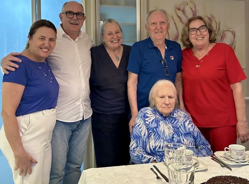 Mariângela, André, Nena, Salete e Devino juntos com a mamãe Irene Rossetto que comemorou, cercada de carinho, seus 95 anos. Parabéns!