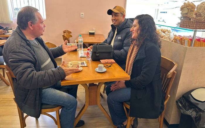 Flávia e Lu do Pedroni visitam o JC