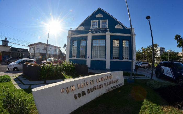Biblioteca pública: 25 anos de uma conquista